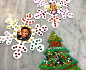 Photo Ornament Craft for Kids Make This Time of The Year Special! This Activity Uses Foam Snowflakes And Color Matching and To Create A Fun Craft. #christmasornaments #diyornaments #colormatching