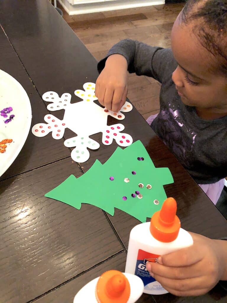 Photo Ornament Craft for Kids Make This Time of The Year Special! This Activity Uses Foam Snowflakes And Color Matching and To Create A Fun Craft. #christmasornaments #diyornaments #colormatching