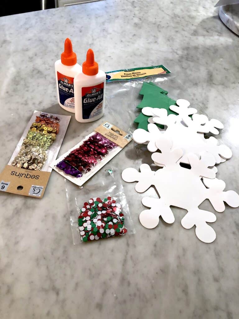 Photo Ornament Craft for Kids Make This Time of The Year Special! This Activity Uses Foam Snowflakes And Color Matching and To Create A Fun Craft. #christmasornaments #diyornaments #colormatching