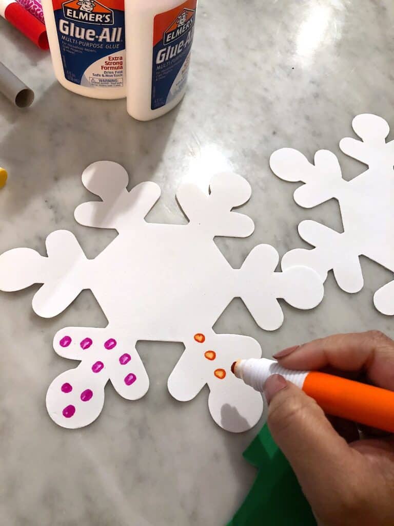 Photo Ornament Craft for Kids Make This Time of The Year Special! This Activity Uses Foam Snowflakes And Color Matching and To Create A Fun Craft. #christmasornaments #diyornaments #colormatching