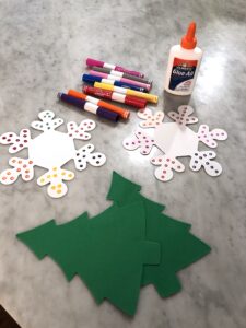 Photo Ornament Craft for Kids Make This Time of The Year Special! This Activity Uses Foam Snowflakes And Color Matching and To Create A Fun Craft. #christmasornaments #diyornaments #colormatching