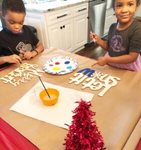 Photo Ornament Craft for Kids Make This Time of The Year Special! This Activity Uses Foam Snowflakes And Color Matching and To Create A Fun Craft. #christmasornaments #diyornaments #colormatching
