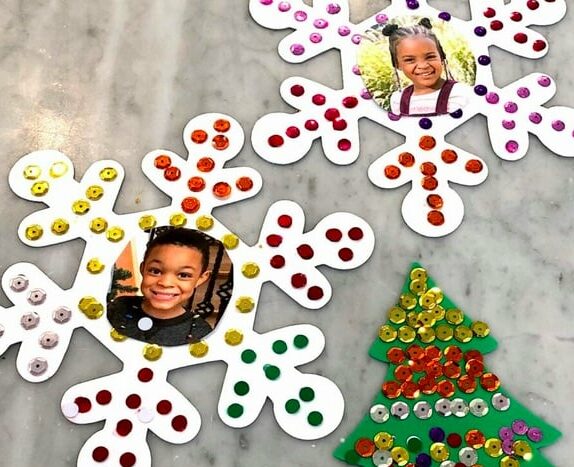 Photo Ornament Craft for Kids Make This Time of The Year Special! This Activity Uses Foam Snowflakes And Color Matching and To Create A Fun Craft. #christmasornaments #diyornaments #colormatching